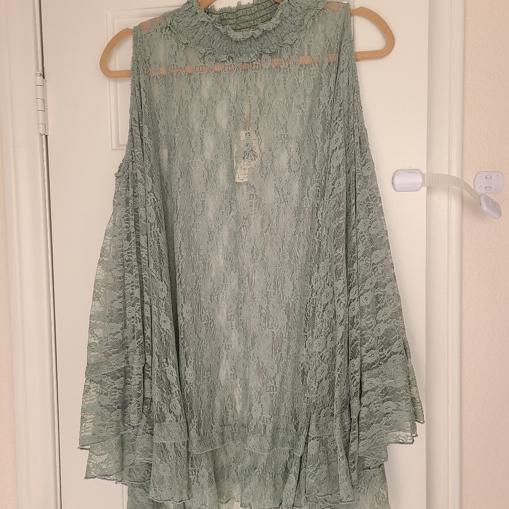 Lace poncho with cold shoulders. - Picture 2 of 8